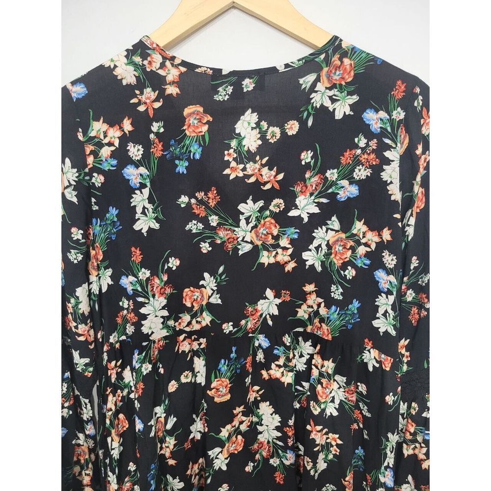 Suzanne Betro Floral and Lace trim Blouse with Back Tie Size Medium - Picture 5 of 5